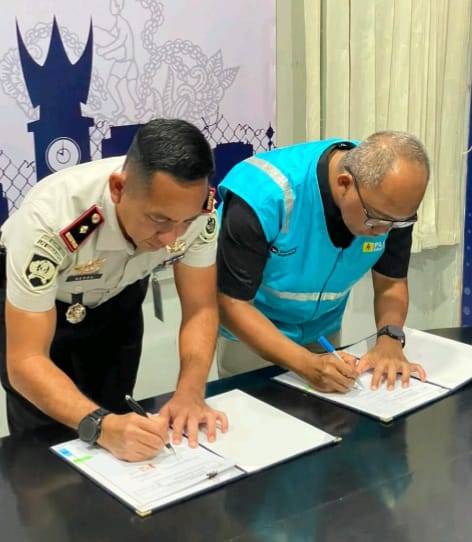 Penandatangan Berita Acara Serah Terima Bantuan oleh Menager PLTU Ombilin (Kanan) Bpk. Andi Setiawan dan Kepala Lapas Narkotika Kelas III Sawahlunto (Kiri) Bpk. Ressy Setiawan